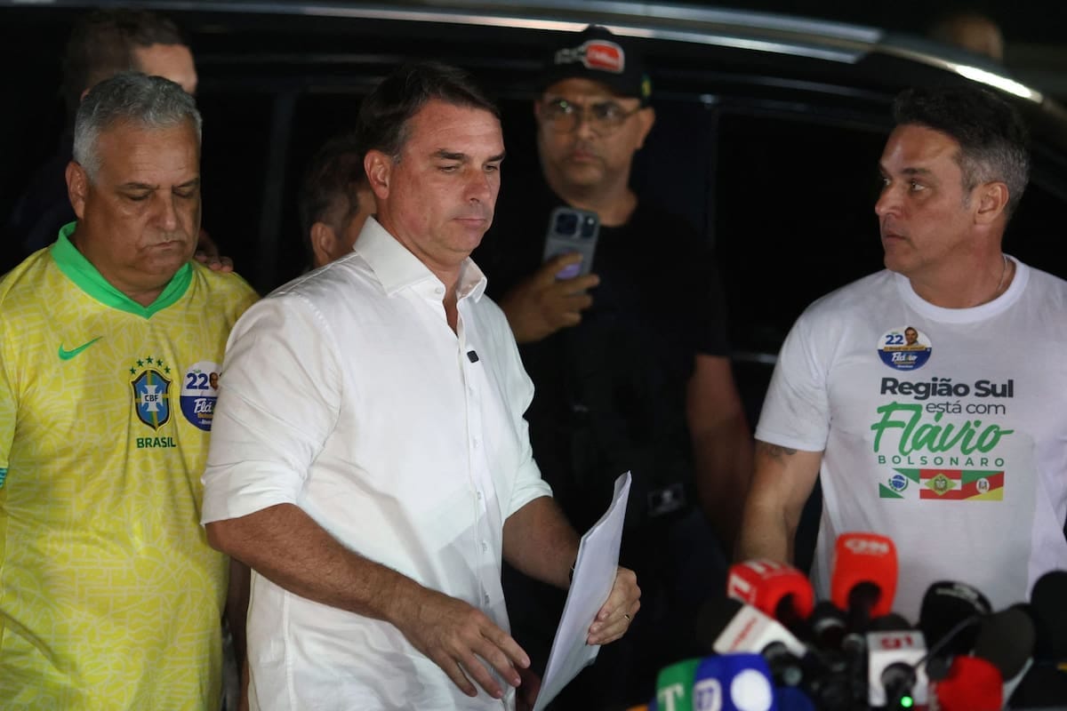 Tras las restricciones de la Justicia brasileña, vinculan a Flávio Bolsonaro con un vuelo cancelado en Iguazú