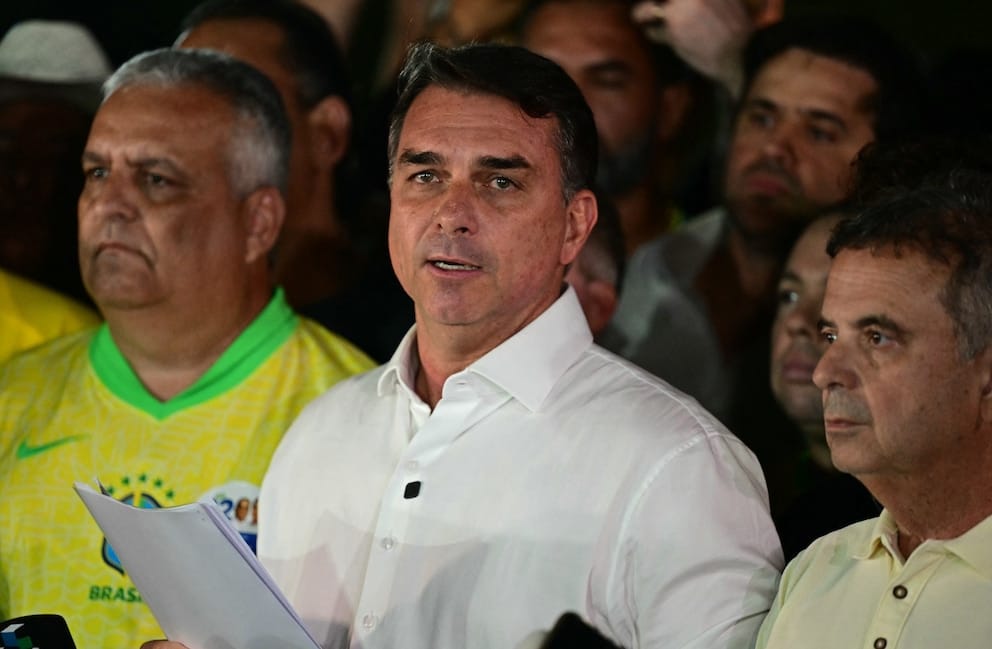 Confirmación oficial y denuncia penal: Flávio Bolsonaro cruzó por Iguazú y viajó en un avión privado hacia Ecuador