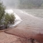 Sin visitas ni paseos náuticos: el arroyo Yabotí volvió a tapar el puente de acceso al Moconá
